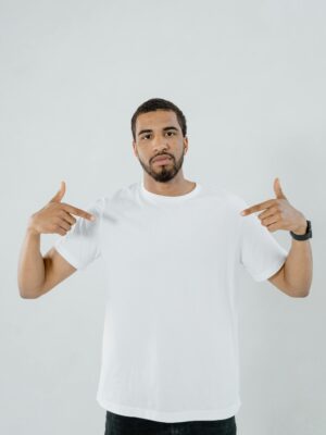 Personalisiere dein T‑Shirt mit arabischer Schrift (Nur Vorne)