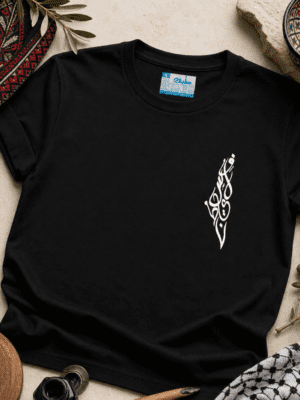 Palästina Karte in arabischen Buchstaben am Brust- Unisex T-Shirt