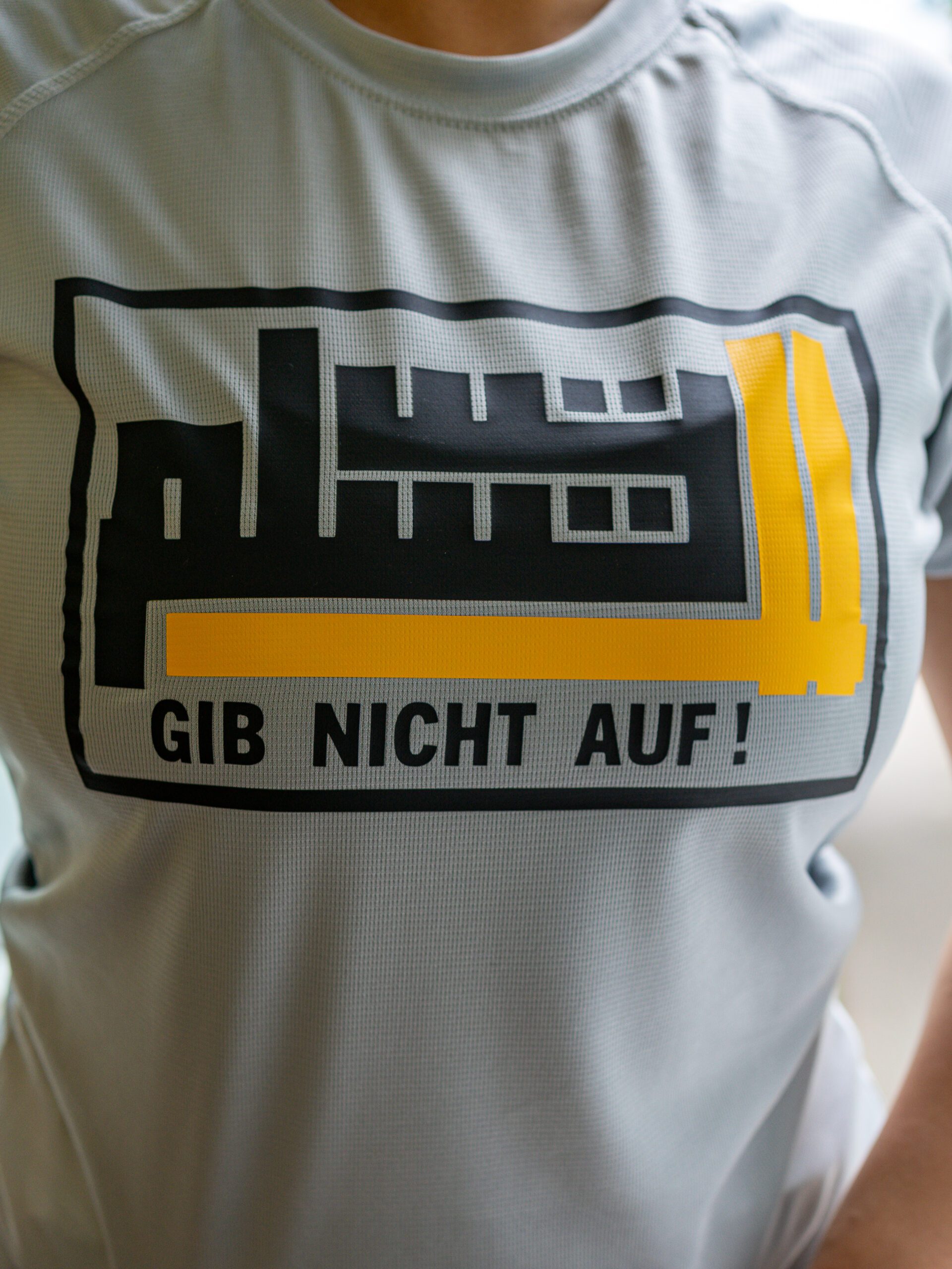 „Gib nicht auf!“ Damen Sport T‑Shirt – arabisch-deutscher Schrift – Bild 3